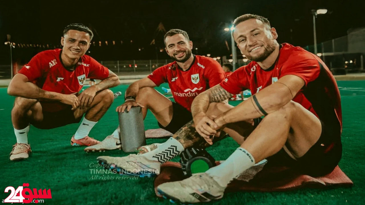 منتخب إندونيسيا يعاني أزمة تواصل غريبة ونجم الفريق يتحول إلى مترجم فوري